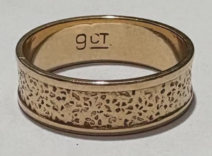 Lot 175 - 9ct gold hammered band 12cms D 2 7grms