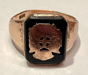 Lot 179 - Vintage 9ct gold signet ring set with onyx and gold relief helmet Appr