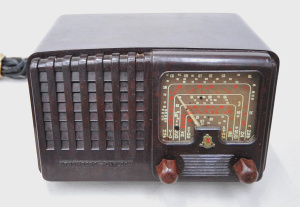 Lot 191 - Vintage Art Deco Stromberg-Carlson Bakelite valve radio - 25cm W