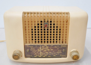 Lot 217 - Vintage Art Deco Philips cream Bakelite valve radio - 27cm W