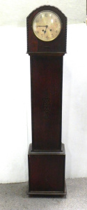 Lot 008 - Vintage Tudor style grandmother clock w English made oak case, complet