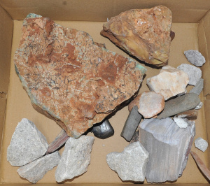 Lot 024 - Lot Assorted uncut Rocks incl Moonstone, Stones from the Blackstone R