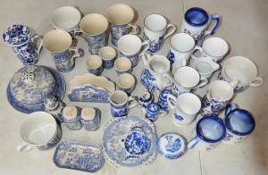 Lot 051 - Box lot Blue & White Ceramics inc Willow Patten - Lidded Muffin di