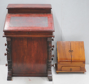 Lot 060 - Vintage repro Davenport desk w leather inlaid top and 8 drawers (76cm