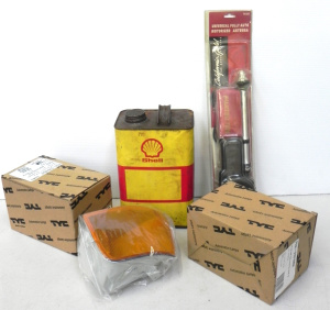 Lot 076 - Group of motoring items inc Shell 5L oil tin, boxed RH indicator lamp