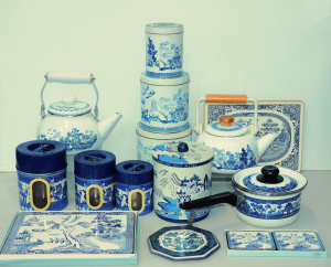 Lot 096 - Group lot Vintage Blue & White pattern items inc 2 x Metal Kettles