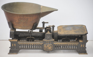 Lot 124 - Victorian cast iron store balance scale w brass spouted pan - base 47c