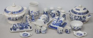 Lot 129 - Group lot Blue & White ceramics inc Willow pattern - Lidded Tureen