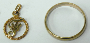 Lot 163 - 2 x pces 9ct gold Jewellery -wedding band & small pendant TW 2 5 g