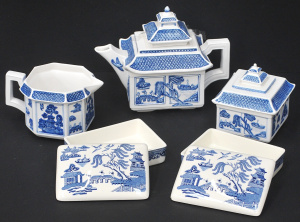 Lot 176 - 5 pces Blue & White ceramics inc Pair Wedgwood Willow pattern Card
