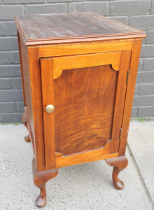 Lot 004 - 1930s Record & Gramophone Cabinet w Five Internal Shelfs & Cab