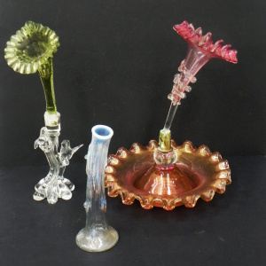 Lot 021 - 3 pces inc Vintage centrepiece single Epergne iridescent peach ruffled