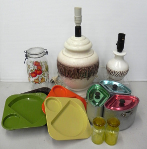 Lot 024 - Retro group lot inc 2 x Ellis style ceramic lamps (larger 48cm H), set