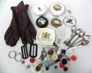 Lot 036 - Group of vintage and retro ladies items inc jewellery inc Stirling mou