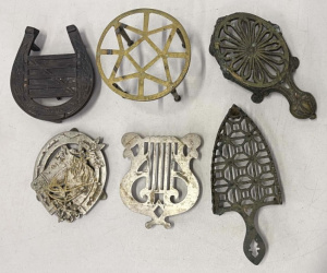 Lot 092 - 6 x vintage cast iron & metal Trivets incl Horse shoes, Good Luck,