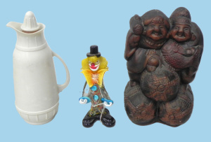 Lot 102 - 3 items inc Japanese Ebisu and Daikoku statuette (26cm H), white Bake