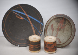 Lot 181 - 4 x pieces 1970s Australian Studio Pottery inc Vic Greeaway chargers w