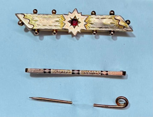 Lot 169 - Grp - c1900 9ct gold jewellery - bar Brooch with red stone, thin patte