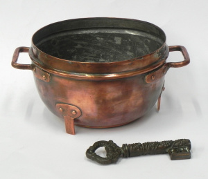 Lot 180 - 2 pces inc Arts & Crafts Copper Aspic Mold - Cauldron with expose