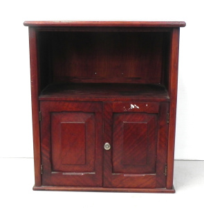 Lot 004 - Small vintage fiddleback silky oak cabinet w 2 doors, 1 shelf and remo