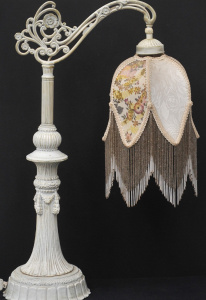 Lot 059 - Victorian style table lamp w beaded shade - 64cm H