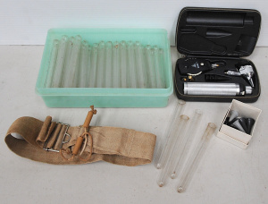 Lot 114 - Vintage West German Heine Microflex 2 Otoscope set in case w extra tip
