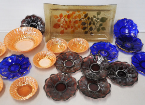 Lot 125 - Group lot Vintage Coloured glass inc Anchor Hocking Fire King 7pce Des
