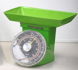 Lot 191 - Retro 1970s Bright Green Sabco brand Kitchen Scales w original Tray