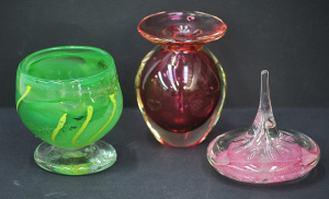 Lot 192 - 3 pces Australian Art Glass inc Miles Johnson Green clear pedestal bow