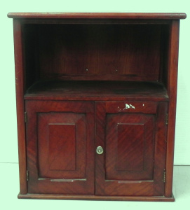 Lot 004 - Small vintage fiddleback silky oak cabinet w 2 doors, 1 shelf and remo