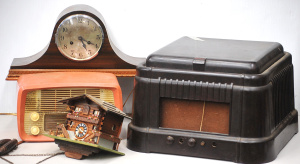 Lot 031 - Vintage group inc Art Deco Nepoleon Hat mantle clock (48cm W), R Lotsc