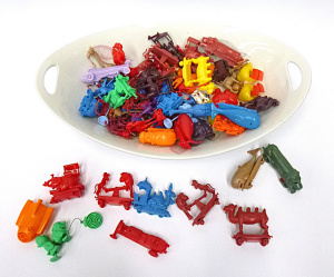 Lot 035 - Large group lot - Vintage R&L plastic Cereal Toys - Zoo Choo's, Wh