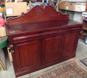 Lot 070 - Victorian style 3-drawer, 3-door sideboard - 152cm W