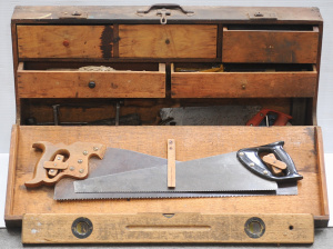 Lot 072 - Vintage carpenter's case w contents inc saws, spirit level, hammers, d