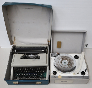 Lot 088 - 2 x pieces - Cased MCM Olivetti DORA Portable Typewriter & Portabl