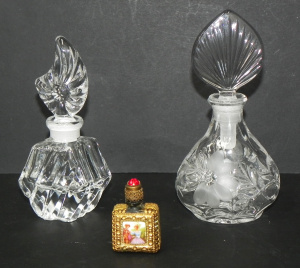 Lot 175 - 3 x decorative scent bottles inc Art Deco crystal, pressed and cut gla
