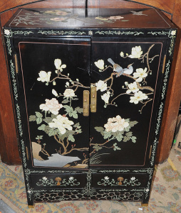 Lot 051 - Vintage Chinese Black Lacquer Chinoiserie Cabinet w Traditional Floral