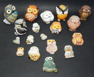 Lot 159 - Group of South American ceramic owls, some with magnet backing - talle
