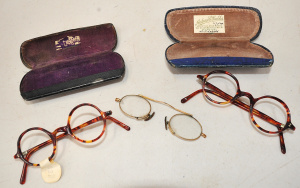 Lot 168 - 3 x Vintage Glass Frames & 2 cases inc 2 x Vintage Faux Tortoisesh