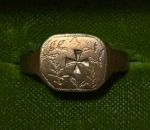Lot 169 - WW1 brass Sweetheart ring with1914 & 1917 engraved on shoulders fe