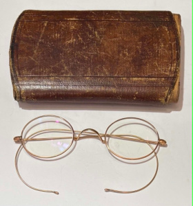 Lot 170 - Pair 1920s 9ct gold round frame Spectacles with coiled arms & leat