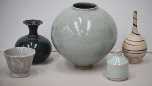 Lot 178 - Group lot Australian Pottery inc Ian Sprague small lidded vessel, Ian