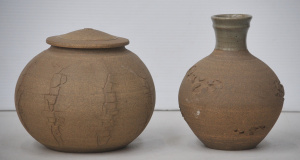 Lot 189 - 2 pces Rynne Tanton Australian Pottery Vase with Textured detail narro