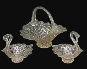Lot 195 - 3 pces MCM American Kanawha Glass - Basket & Pair swan bowls - Pea