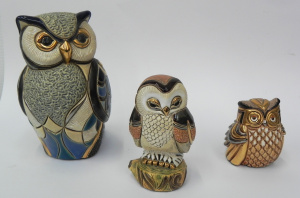 Lot 201 - Group of 3 De Rosa (Argentina) pottery owls with enamel, 18k gold and