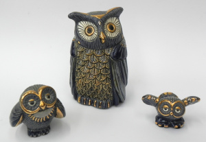 Lot 216 - Group of 3 De Rosa (Argentina) blue pottery owls with enamel, 18k gold