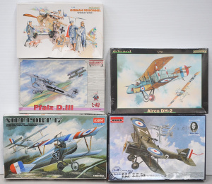 Lot 155 - 5 x Boxed WW I themed model kits inc 1-72 Scale Airco DH-2, 1-48 Scale