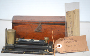 Lot 043 - 1935 boxed ER Watts & Sons brass precision block level w calibrati