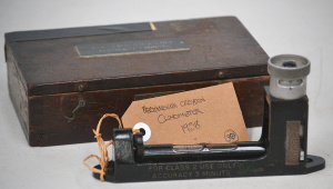 Lot 174 - 1938 boxed Maker's Mechanism Ltd Clinometer - box 18cm W