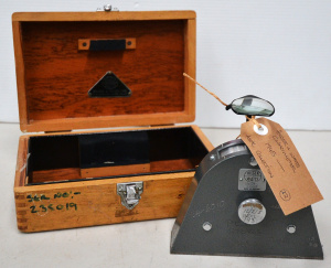 Lot 175 - 1945 boxed Hilger & Watts TB108-I pendulum clinometer (England) -
